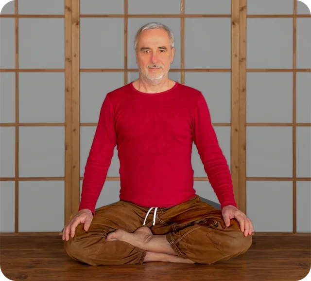 Roberto, zertifizierter Achtsamkeits-Trainer aus Cottbus, im Meditationssitz